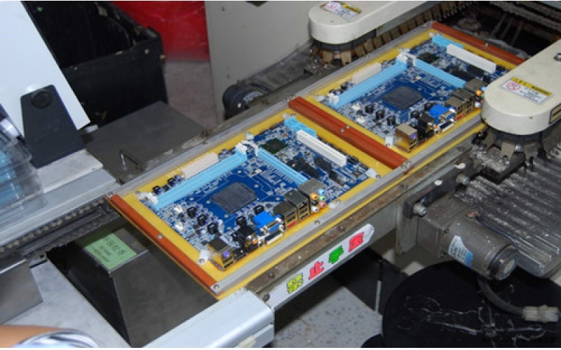 為什么SMT二次回流焊時第一面零件不會掉落？