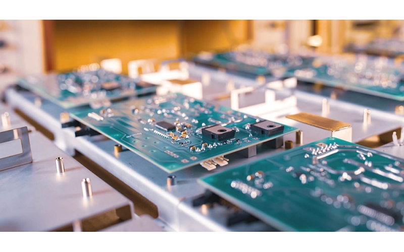 RFID技術(shù)在PCBA中的應(yīng)用：物聯(lián)網(wǎng)、追蹤和數(shù)據(jù)管理